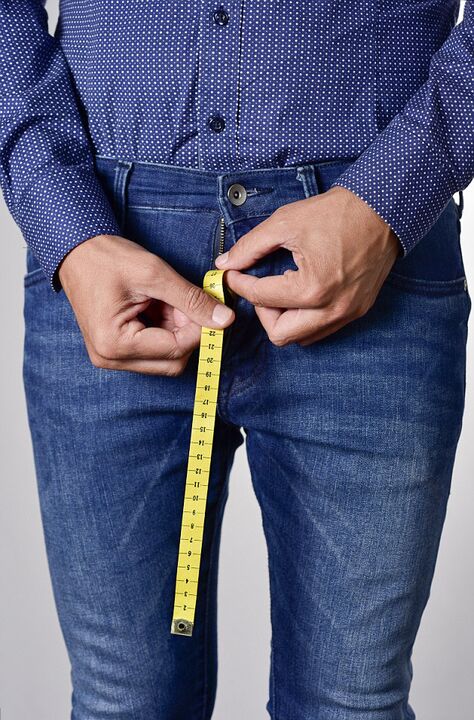 măsurând penisul unui bărbat cu un centimetru