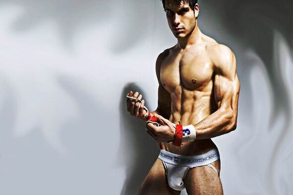 bărbat sexy care și-a mărit rapid penisul